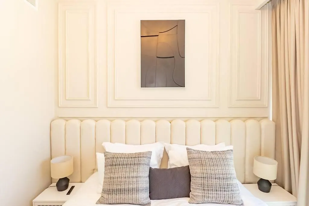 Luxurious 2-Br In Downtown Dubai Apartment