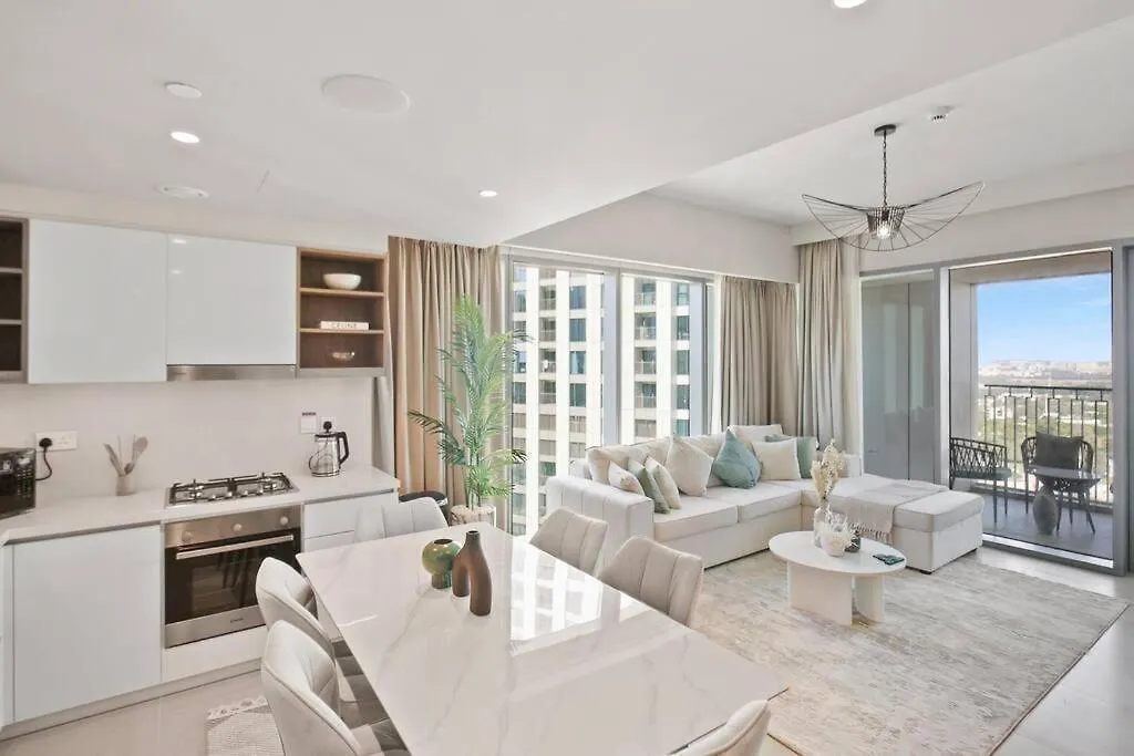Luxurious 2-Br In Downtown Dubai Apartment