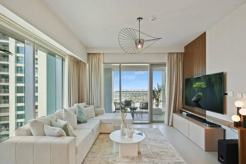 Luxurious 2-Br In Downtown Dubai Apartment