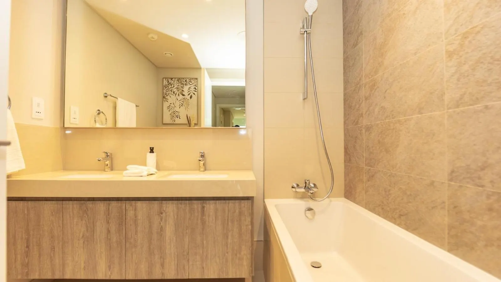 Luxurious 2-Br In Downtown Dubai Apartment