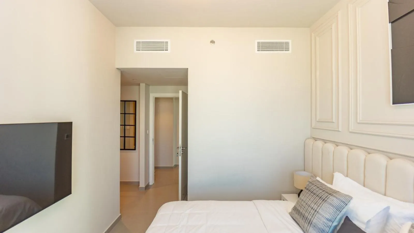 Luxurious 2-Br In Downtown Dubai Apartment