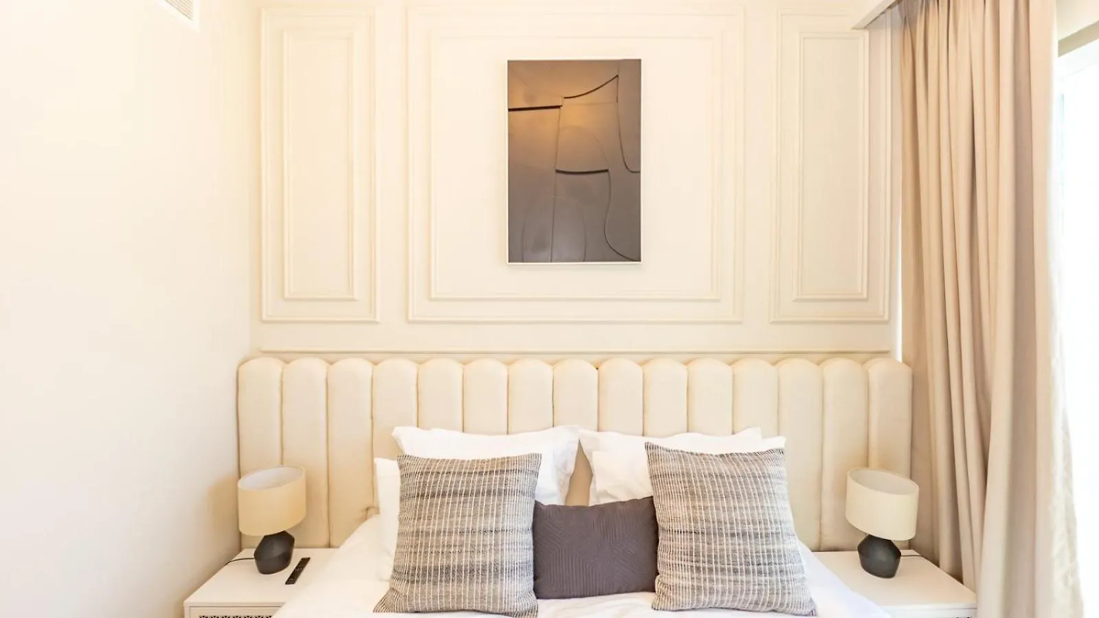 Luxurious 2-Br In Downtown Dubai Apartment