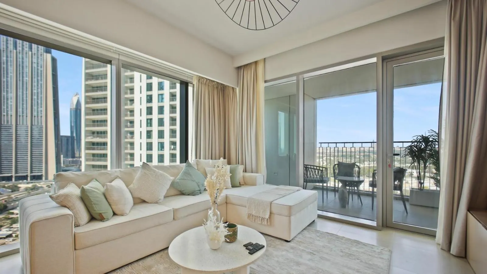 Luxurious 2-Br In Downtown Dubai Apartment United Arab Emirates