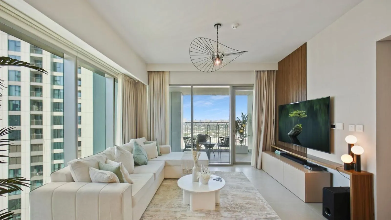 Luxurious 2-Br In Downtown Dubai Apartment