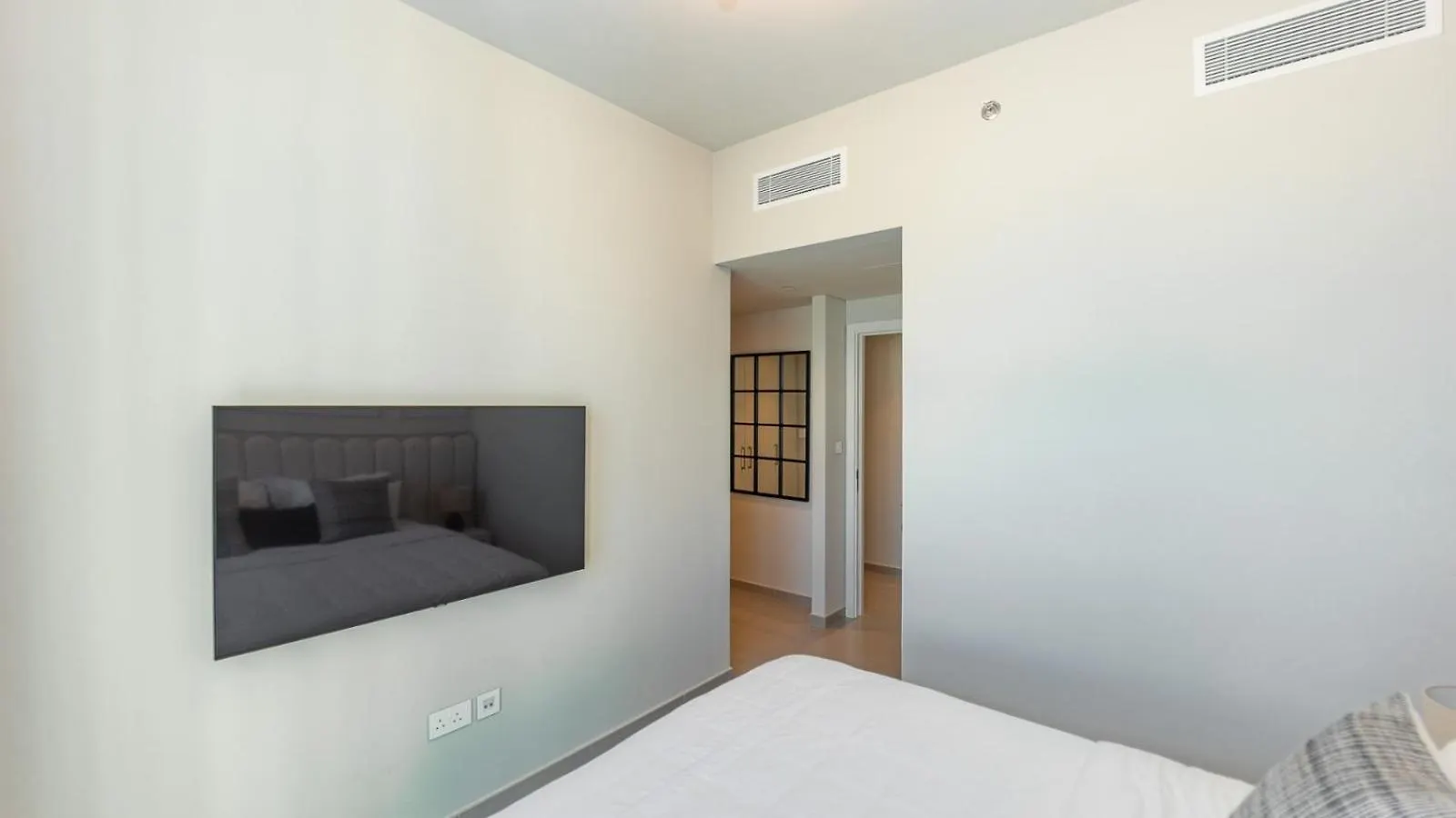Luxurious 2-Br In Downtown Dubai Apartment